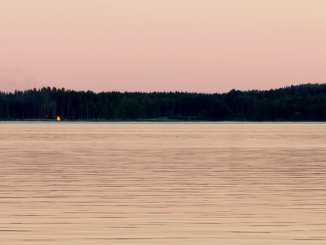 Juhannuskokko vastarannalla