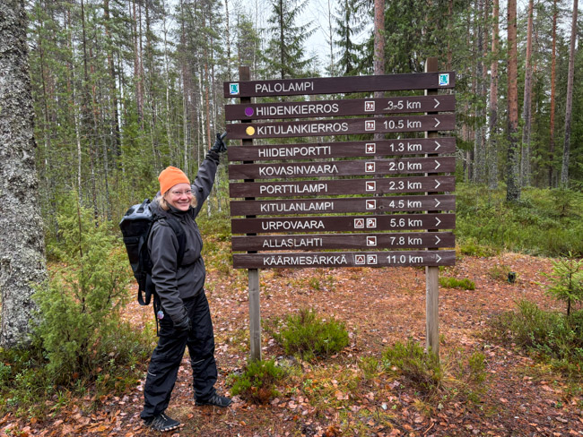 Kitulankierros on kokonaisuudessaan reilut 10 kilometriä pitkä. Seison Hiidenportin opaskyltin edessä.