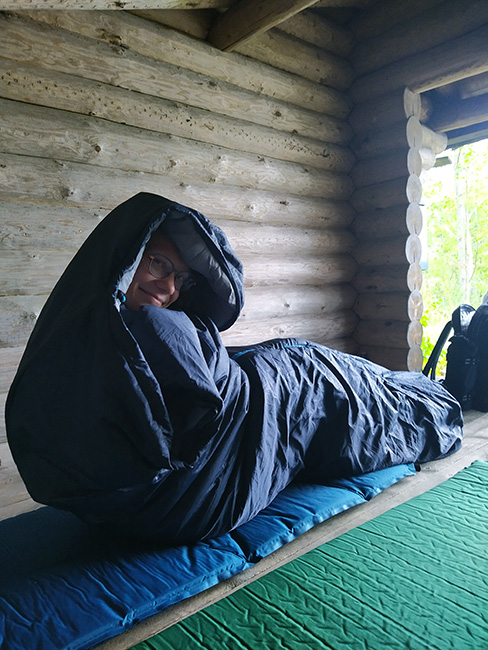 Laavulla makuupussissa