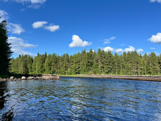 Pienen lentuankosken rantaa