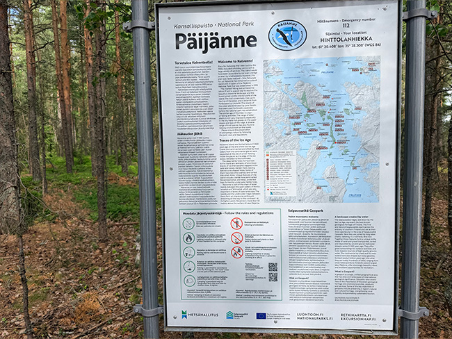 Kelvenneen infokartta, jossa näkyvät telttapaikat ja saaren polut