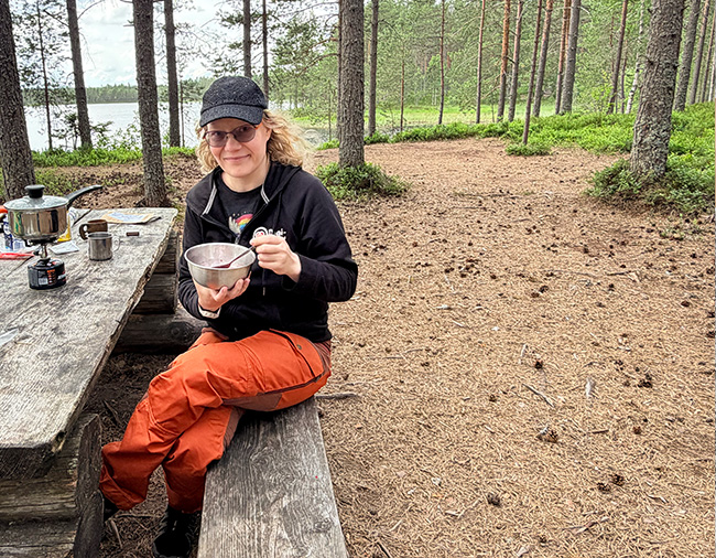 Kirjoittaja syömässä vaellusruokaa