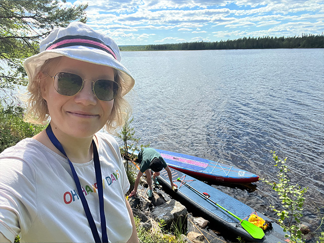 Sup-laudat vedessä, rantautumassa Maksosaareen