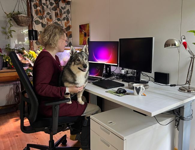 Kirjoittaja työpisteen ääressä