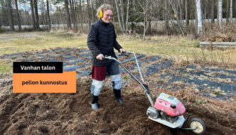 Kunnostamassa peltoa