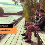 Kaksi naista istumassa penkillä