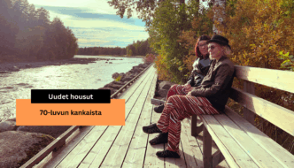 Kaksi naista istumassa penkillä jalassaan kirjavakankaiset housut