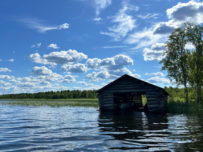 Venevaja kuvattuna vedestäpäin
